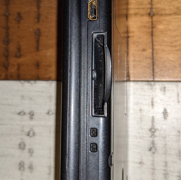 Nintendo DS w/ 5 DS Games - Picture 4 of 7